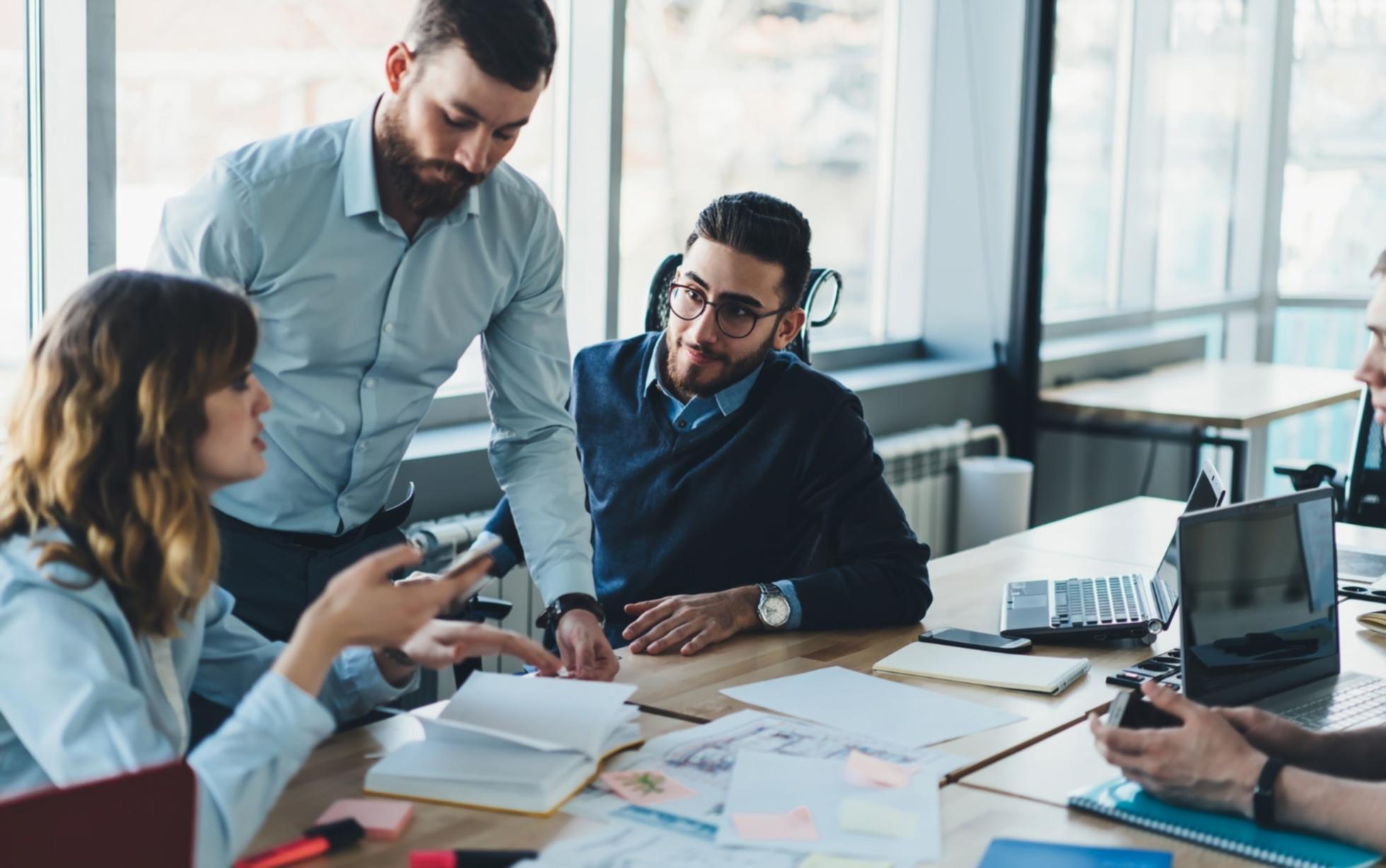 Participantes trabajando en ejercicios prácticos durante sesión educativa