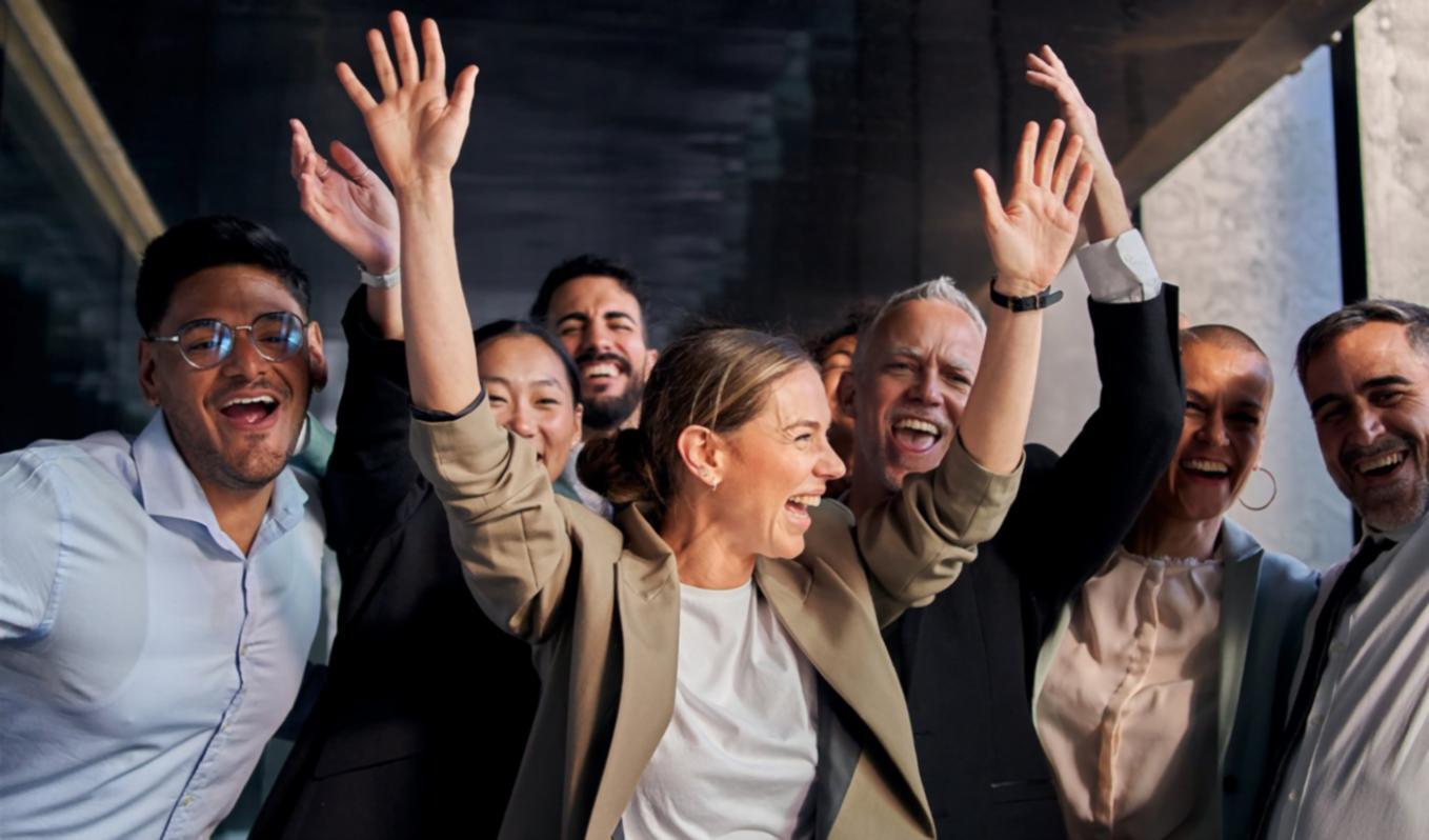 Estudiantes participando en talleres prácticos en línea
